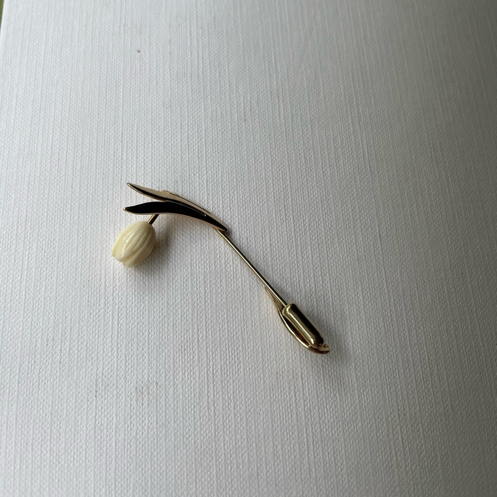 Avon Goldtone White Flower Brooch